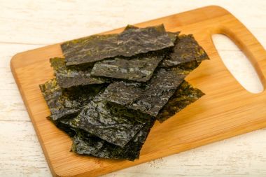 nori yaprak cips plaka üzerinde