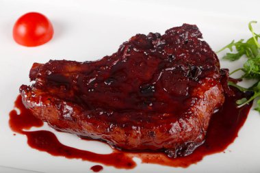 Closeup sığır eti beyaz tabakta berry soslu biftek 