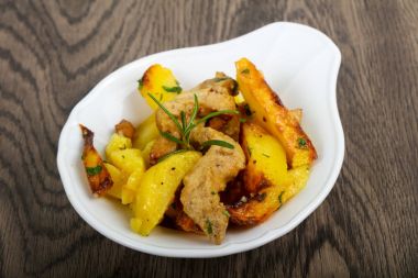 Domuz eti ile kızarmış patates