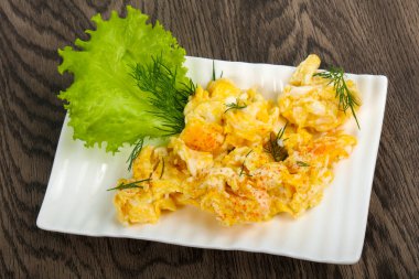 Sahanda yumurta beyaz plaka