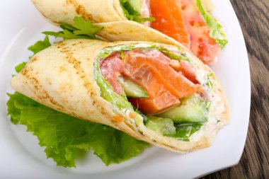 Somon ekmek rulo peynir ile