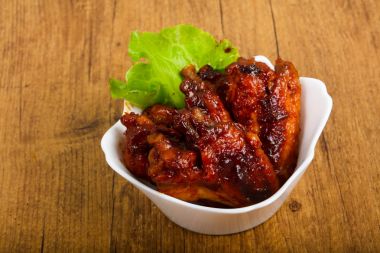 Teriyaki soslu tavuk kanadı. 