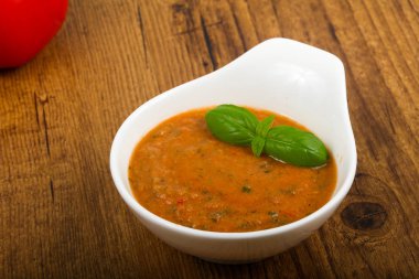 Gazpacho çorbası beyaz kase 