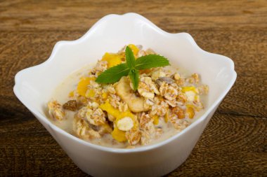 Muz, fındık ve nane ile müsli