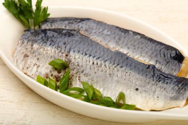 ringa balığı filetosu plaka üzerinde 