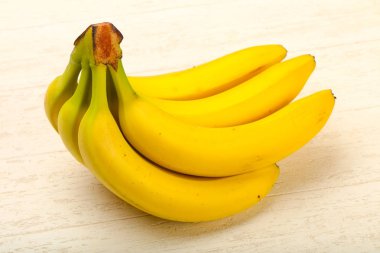 Beyaz masa arka plan üzerinde closeup olgun muz grup 