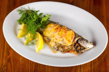 Peynir ile doldurulmuş alabalık