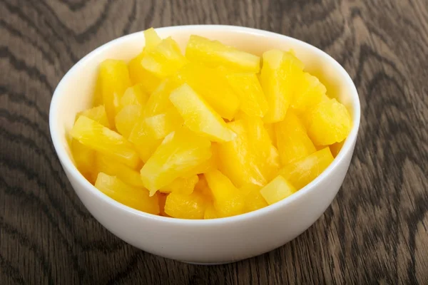 Beyaz kase Konserve ananas