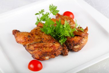 Ahşap masa üzerinde baharatlar kavrulmuş tavuk uyluk 