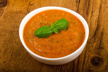 Gazpacho çorbası beyaz kase 