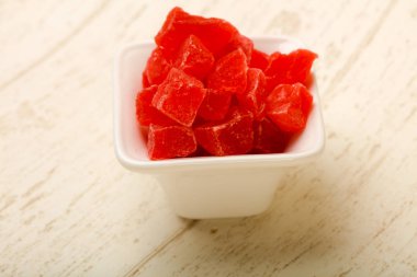 Ahşap masa arka plan üzerinde kuru papaya yığın