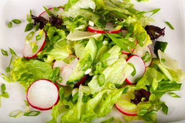 Turp, salatalık ve soğan beyaz plaka üzerinde diyet salata