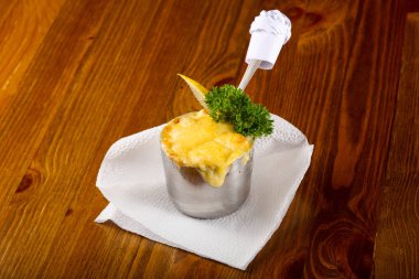 Tavuk cocotte ahşap arka plan üzerine maydanoz ile