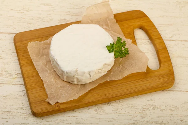 Sýr Camembert na desce — Stock fotografie