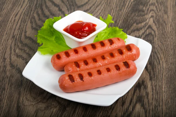 Grillowane kiełbaski z Sałatka i ketchup — Zdjęcie stockowe