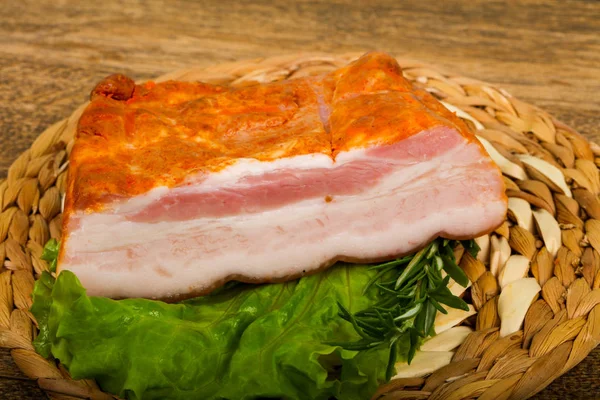 Brisket de cerdo con hojas de ensalada — Foto de Stock