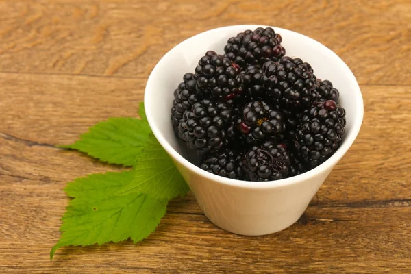 Blackberries with leaf in white plate — Stock Photo, Image