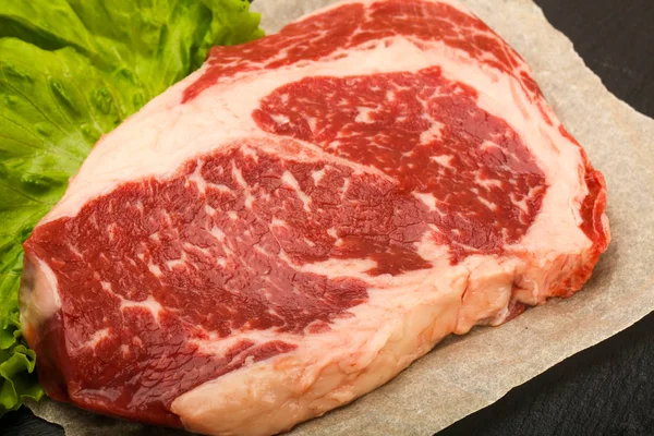 Rippenauge rohes Steak — Stockfoto