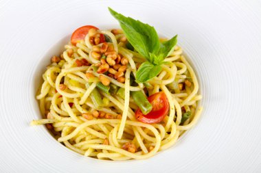 Vejetaryen makarna ile ahşap arka plan üzerinde yeşil fasulye