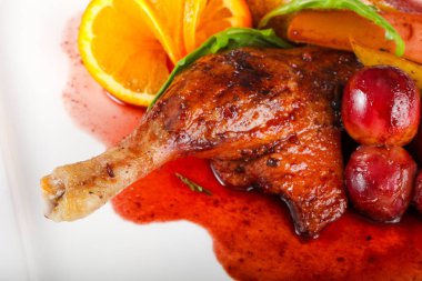 Üzümlü ördek bacağı, portakal ve armut.