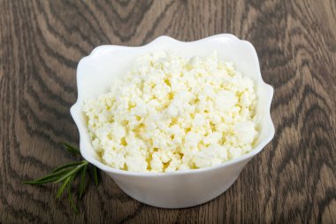 Cottage kaas in witte kom