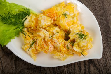 Sahanda yumurta beyaz plaka