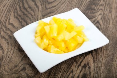 Beyaz tabak içinde Konserve ananas