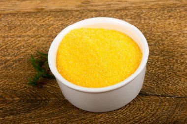 Beyaz kase çiğ polenta