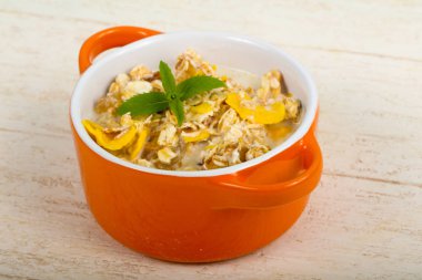 Muz, fındık ve nane ile müsli