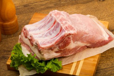 pişmemiş domuz eti