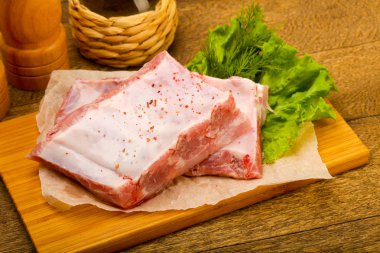 Çiğ domuz kaburgası