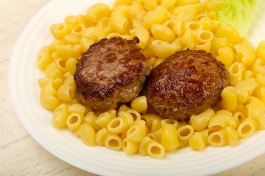 Beşamel sos ile makarna makarna