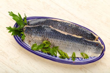 ringa balığı filetosu plaka üzerinde 