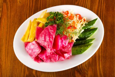 Pickked sebze plaka üzerinde