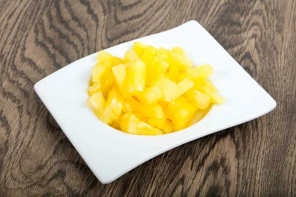 Консервированный ананас в белой тарелке — стоковое фото
