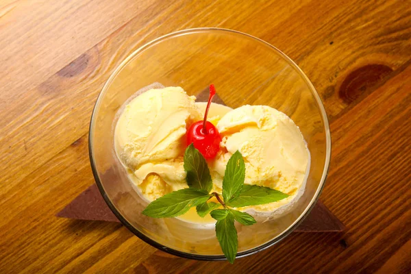 Vaniljglass med mynta och körsbär — Stockfoto