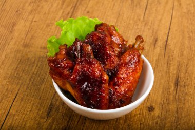 Teriyaki soslu tavuk kanadı. 