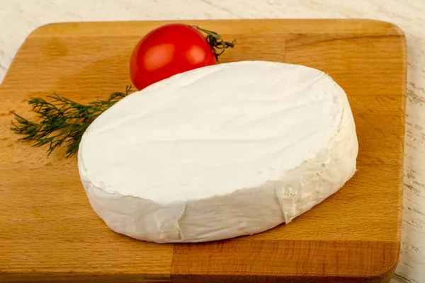 Queso Camembert en plato — Foto de Stock