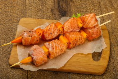 Şiş üzerinde Çiğ somon