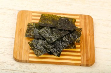 nori yaprak cips plaka üzerinde