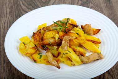 Domuz eti ile kızarmış patates