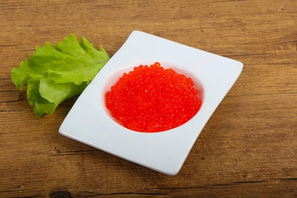 Röd kaviar i vit platta — Stockfoto