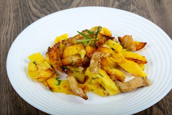 Domuz eti ile kızarmış patates