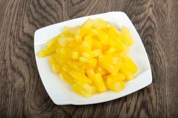 Ananas in Dosen auf weißem Teller — Stockfoto