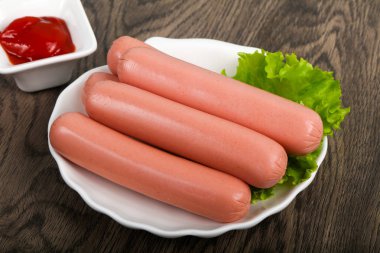 Salata ve ketçap ile sosis haşlama