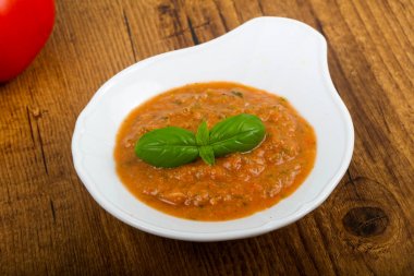 Gazpacho çorbası beyaz kase 