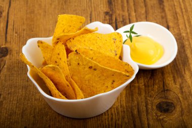 Nacho peynirli sos ile