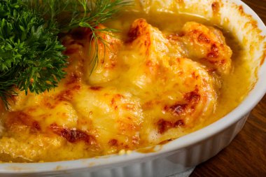 Karides ve peynir ile Cocotte