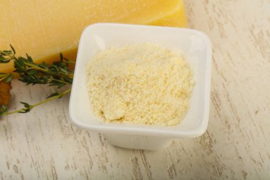 Parmesan peyniri rendesi