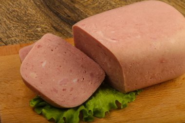 Jambon sosis salata yaprakları üzerinde